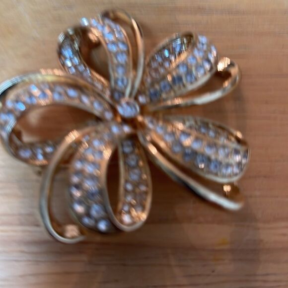 Elegant Gold and Silver Crystal Brooch - Picture 2 of 7